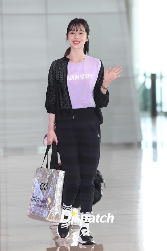 Sulli diện quần thể thao, áo phông hiệu Calvin Klein khi xuất hiện tại sân bay.