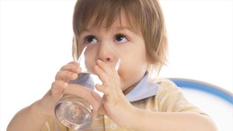 Cho bé uống nước thường xuyên để tăng loại bỏ độc tố qua hệ bài tiết cũng như chức năng lọc bụi của phổi.