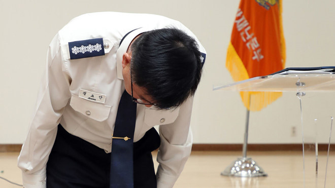 Đại diễn cảnh sát tỉnh Gyeonggi cúi đầu xin lỗi trong buổi họp báo.