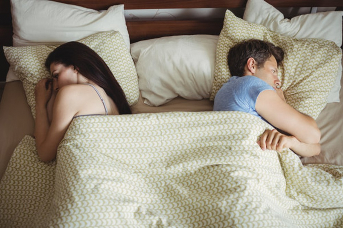  Đi ngủ trong sự giận dữ  làm giảm chất lượng giấc ngủ, sức khỏe và đời sống tình cảm.