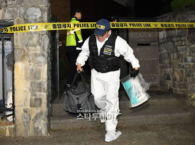 Nhân viên Sở phòng chống thiên tai và hỏa hoạn thành phố Seongnam làm rò rỉ báo cáo tử thi của Sulli trên mạng. 