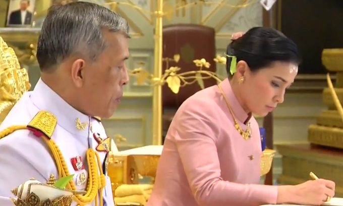 Vua Thái Lan lập nữ tướng Suthida làm Hoàng hậu ngay trước lễ đăng quang.