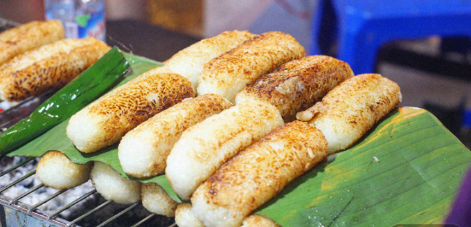 Chuối nếp nướng tuy có nguồn gốc từ Bến Tre nhưng lại nổi tiếng và rất phổ biến tại Sài Gòn. Đây là món ăn vặt được nhiều người yêu thích, chuối bọc nếp nướng với vị béo cốt dừa, quyện cùng vị ngọt thơm của chuối chín, vị bùi của đậu phộng. Tại Lễ hội ẩm thực đường phố thế giới - World Street Food Congress (WSFC) tổ chức năm 2013, món bánh chuối nướng nước cốt dừa đã được bình chọn là Món ăn đường phố được ưa thích nhất. 