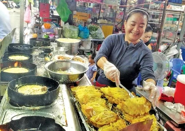 Quầy bánh xèo miền Trung ở Sài Gòn hơn 20 năm vẫn đông khách, giá 6.000 đồng/cái, thời điểm cuối năm trời mát mẻ thì bánh ở đây hết khá sớm, tầm 20h là cô Sáu đã dọn tiệm.