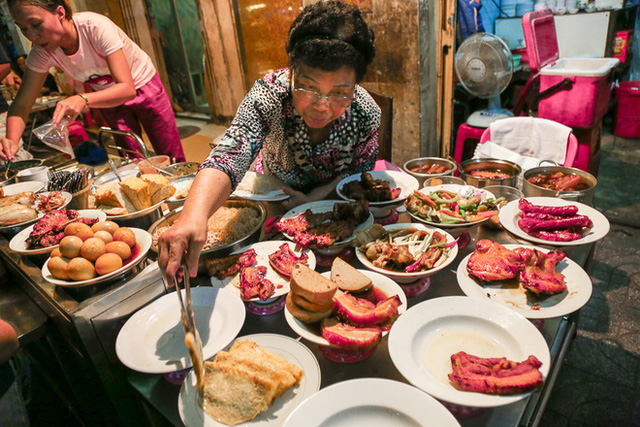Gần 100.000 đồng/đĩa nhưng cơm tấm bà Bảy “lưỡi lam” 30 năm vẫn hút khách Sài Gòn mỗi đêm. Những quán ăn đường phố đắt khách như thế này không lạ với người Sài Gòn.