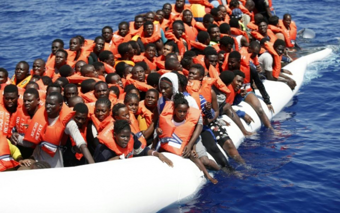 Những chiếc thuyền hơi chở hàng trăm người từ châu Phi nhập cư trái phép vào châu Âu đã không còn là câu chuyện mới. 