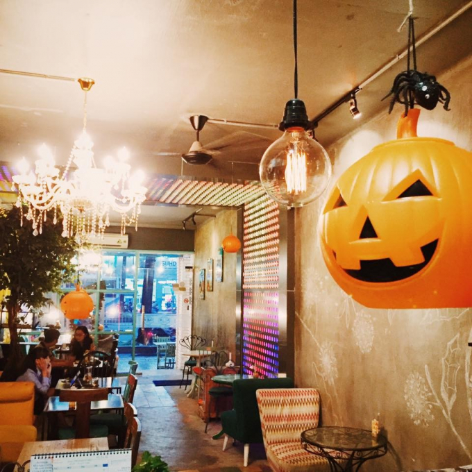 Các quán cafe, trà sữa đều được trang trí những khung cảnh đậm chất Halloween.