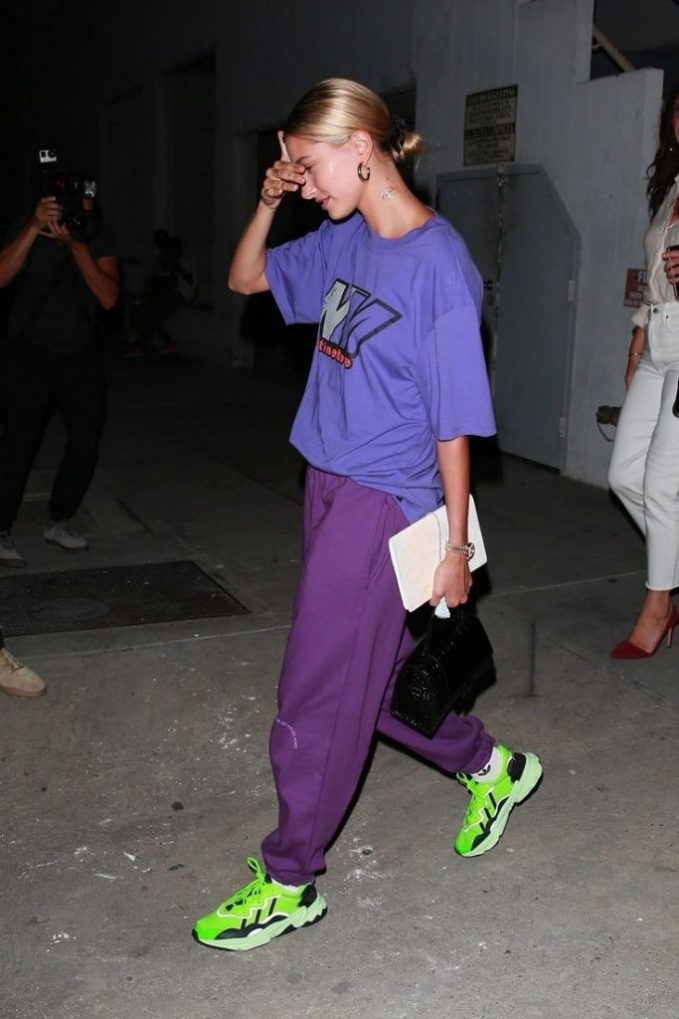Trang phục màu tím đâu chỉ dành cho những cô gái nữ tính. Nếu yêu thích phong cách năng động, bạn có thể tham khảo cách Hailey Bieber kết hợp quần baggy, áo thun oversize và giày thể thao. Sự đối lập trong màu sắc tạo hiệu ứng thị giác độc đáo. (Ảnh: @legionmedia)