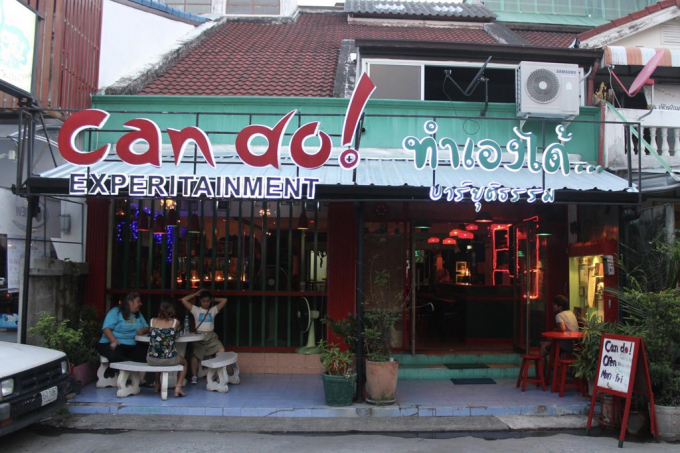 Quán bar Can Do Bar, một cơ sở hợp pháp do các cô gái bán dâm hợp tác và điều hành ở quận Muang của Chiang Mai, nơi có các cô gái nhập cư hành nghề.