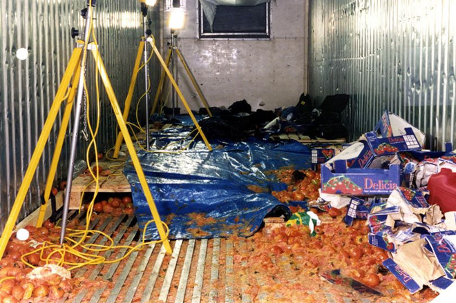 Năm 2000, 58 người nhập cư bất hợp pháp từ Trung Quốc được tìm thấy chết ngạt trong thùng một xe cà chua tại cảng Dover ở Kent, Anh.
