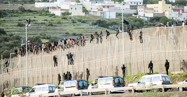 Người dân từ tiểu vùng Sahara (châu Phi) vượt biên vào thành phố Mellila, Tây Ban Nha trái phép.