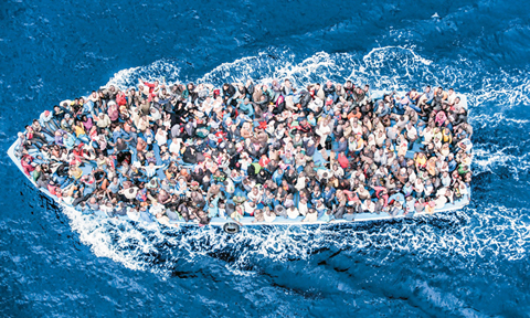 Những chiếc thuyền ọp ẹp chở hàng nghìn người di cư bất hợp pháp lênh đênh trên biển.