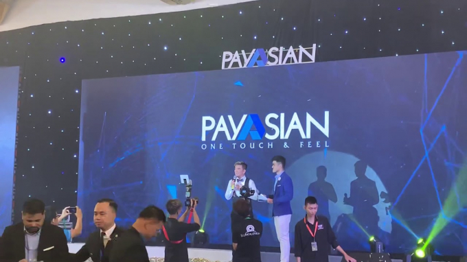 PayAsian tổ chức các buổi thuyết trình giới thiệu, mời nhiều ca sĩ, diễn viên nổi tiếng đến.