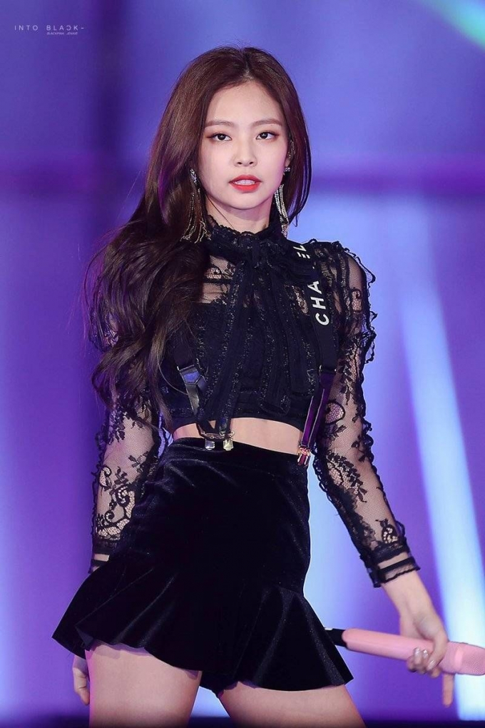 Áo ren đen kết hợp váy ngắn làm nổi bật thần thái sang chảnh của Jennie.