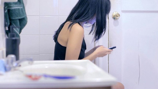 Vi khuẩn từ nhà vệ sinh sẽ tụ tập trên bề mặt điện thoại, sau đó lây lan sang tay và mặt.
