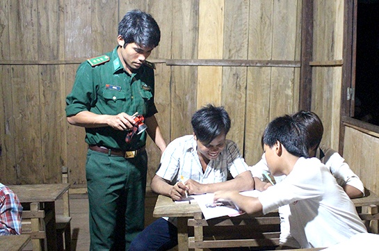 Lớp học xóa mù chữ của Đồn Biên phòng Làng Ho tại bản Dốc Mây. Đôi khi, người thầy đứng lớp cũng chính là những anh bộ đội biên phòng, những người thầy mang quân hàm xanh.