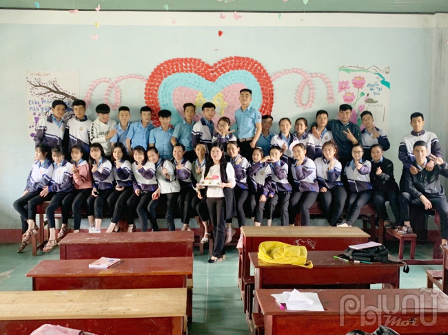 Cô giáo được học sinh tổ chức ngày 20/11 ấm áp tại một trường trung học ở Tây Nguyên.