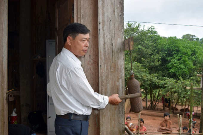 Thầy giáo Nguyễn Sỹ Hà, hơn 40 năm gian nan gieo chữ ở vùng cao, đánh kẻng gọi học sinh đầu năm học mới.