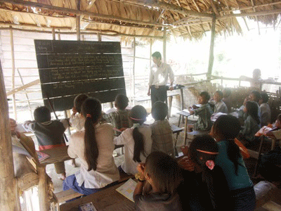 Những người thầy mang quân hàm xanh đang dạy cái chữ cho các em nhỏ vùng Lòm.