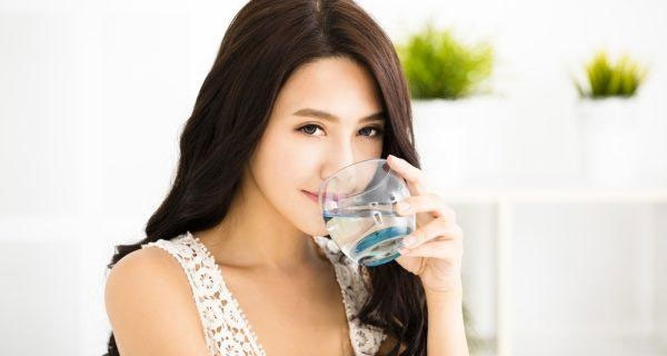 Mùa đông nhiều người thường ít uống nước vì không cảm thấy khát, nên làn da dễ bị khô tróc.