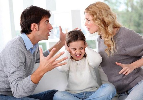 Bố mẹ thường xuyên tranh cãi, tùy theo độ tuổi của trẻ sẽ tạo nên những sự tác động khác nhau.