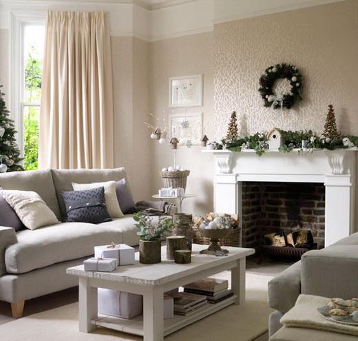 Giáng sinh an lành bên trong căn phòng được trang trí đơn giản với tone trắng, nâu và xanh.