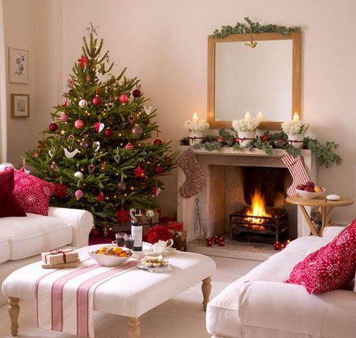  Trang trí góc nhỏ trong phòng với cây thông, nến, những chiếc bít tất và gối họa tiết Noel.