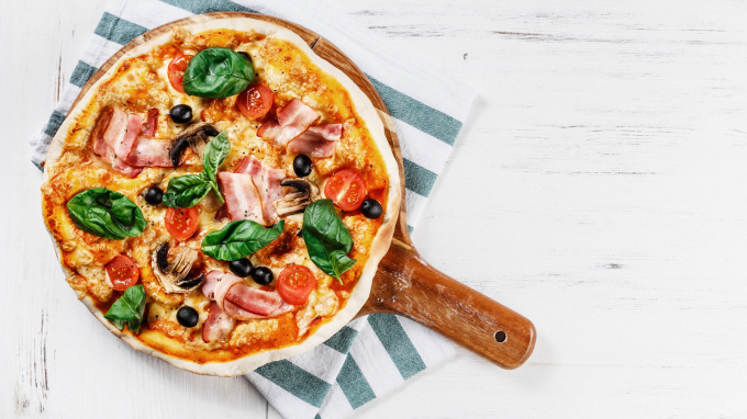Trải nghiệm nền ẩm thực phong phú, đầy hương vị của văn hóa Ý với những miếng pizza thơm ngon.
