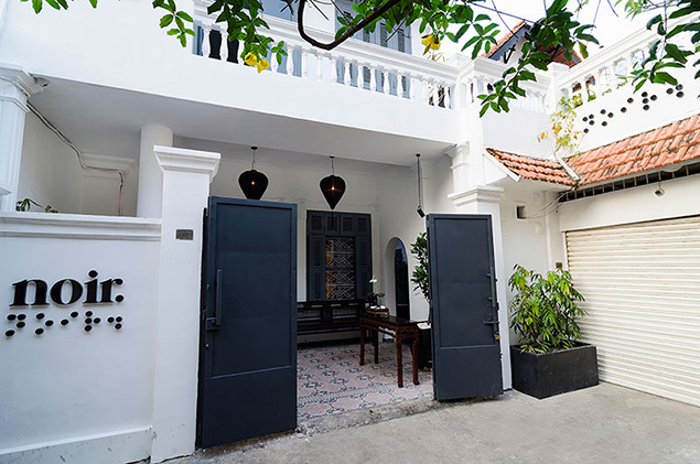 Nhà hàng là một căn biệt thự Pháp cổ nằm trong hẻm 178 Hai Bà Trưng, phường Đa Kao, Q1, TPHCM.