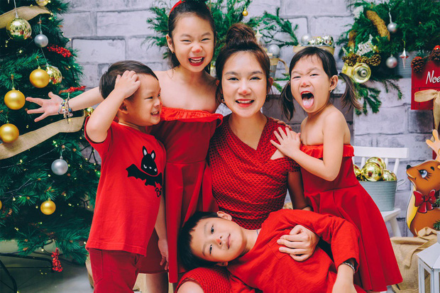 Hãy cùng ngắm nhìn hình ảnh đậm chất gia đình của các sao Việt trong đêm Noel. Những chiếc váy cầu kì, những bữa tiệc đầy lấp lánh được tổ chức trong những không gian trang trí đầy ý nghĩa và tình cảm. Xem ngay để thấy được sự sum vầy của mùa giáng sinh bên gia đình Sao Việt!