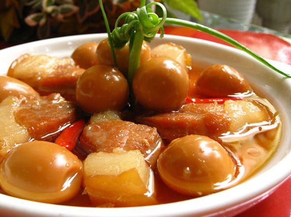 Thịt kho tàu được người Việt dùng trong ngày Tết với mong muốn con cháu sum vầy .