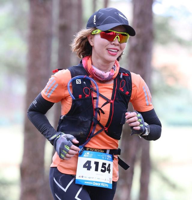 Chị Tăng Nguyệt Minh thi đấu giải Dalat Ultra Trail.