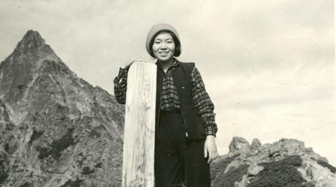 Thuở nhỏ, Tabei được xem là một đứa trẻ yếu ớt, nhưng bắt đầu leo núi từ năm 10 tuổi. Bà tốt nghiệp năm 1962 tại Đại học Nữ sinh Showa của Tokyo, chuyên ngành văn học Anh.