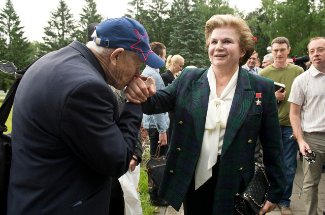 Một người đàn ông tỏ lòng kính trọng đối với Valentina Tereshkova tại Star City ngày 7/6/2013.