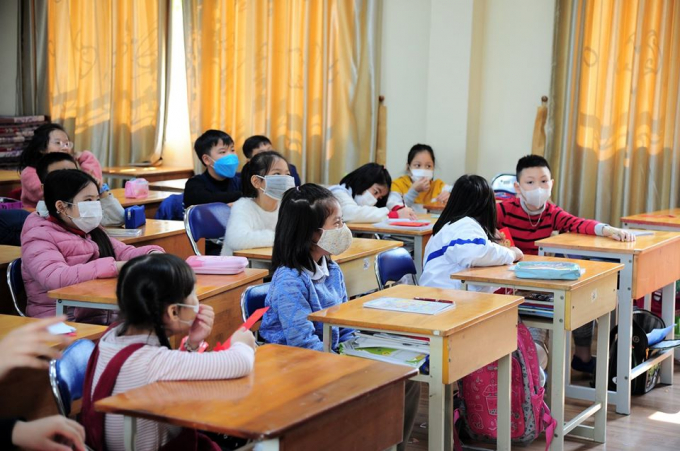 Học sinh Trường Tiểu học Nguyễn Siêu đeo khẩu trang y tế trong suốt buổi học. Ảnh: Trường Nguyễn Siêu. 