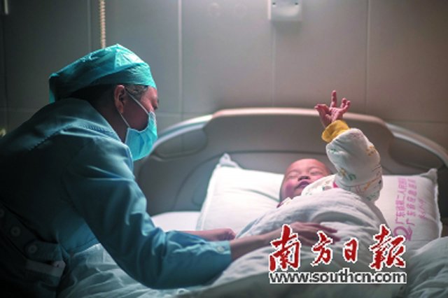 28 y tá cẩn thận theo dõi và ghi lại tình trạng sức khỏe của Yuanyuan như nhiệt độ cơ thể, tình trạng thèm ăn, tình trạng tiêu hóa... để đưa cho khoa nhi kiểm tra. 