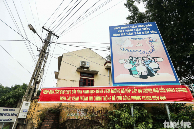 Một khẩu hiệu tuyên truyền cho người dân về virus corona giữa trung tâm xã Sơn Lôi.