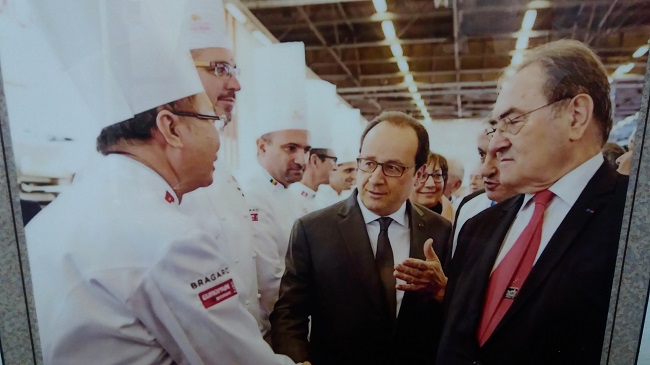 Ông Kao Siêu Lực gặp gỡ Tổng thống Pháp Francois Hollande trong vai trò Chủ tịch Hiệp hội bánh mì quốc tế. Ông đã nhận giải thưởng lớn 