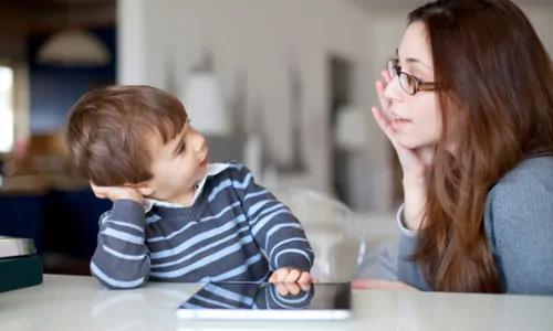 Trò chuyện thường xuyên giúp ba mẹ gần gũi, hiểu con hơn. Trẻ cũng cả thấy gắn kết hơn với ba mẹ.