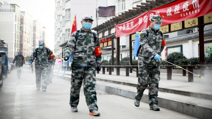 Các nhân viên phun thuốc khử trùng ở Hồ Bắc, Trung Quốc. (Getty Images)