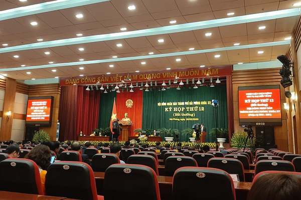 Tại kỳ họp thứ 12 (kỳ họp bất thường) này, các đại biểu thống nhất việc tặng quà cho người dân nhân dịp giải phóng TP.Hải Phòng. Ảnh: Vietnamnet.