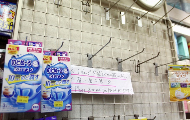 Khi dịch bệnh lây lan đến Nhật Bản, những nhà thuốc, cửa hàng đã treo biển với nội dung giới hạn số lượng khẩu trang mà khách hàng có thể mua. Vì thường xuyên xảy ra thiên tai hàng năm, nên người Nhật luôn sống với tinh thần 