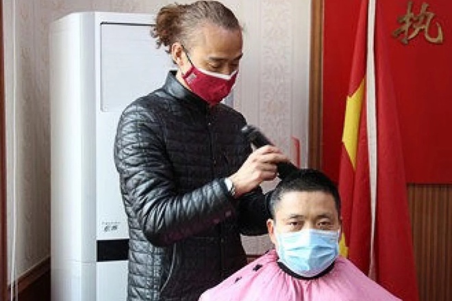Tại tỉnh Tứ Xuyên (Trung Quốc), một người đàn ông 43 tuổi, tên là Du Zeyu đã cùng 2 thợ làm tóc địa phương đến trụ sở cảnh sát đã cắt tóc miễn phí cho hơn 30 sĩ quan và nhân viên. Do dịch bệnh nên nhiều sĩ quan cảnh sát chưa cắt tóc trong một thời gian rất dài. Ngoài ra, anh Du cũng cắt tóc miễn phí cho những người có nhu cầu, miễn là khu vực sinh sống của họ chưa có ca nhiễm bệnh.
