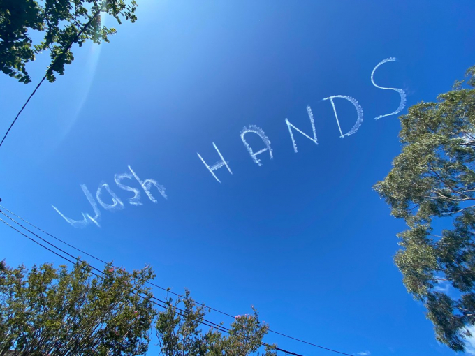   Thông điệp “rửa tay” xuất hiện trên bầu trời Sydney.  
