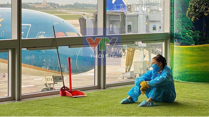 Nhân viên vệ sinh ngủ gật vì làm việc mệt mỏi, khi lượng người tại sân bay tăng đột biến giữa cao điểm mùa dịch - Ảnh: Thời Sự VTV.