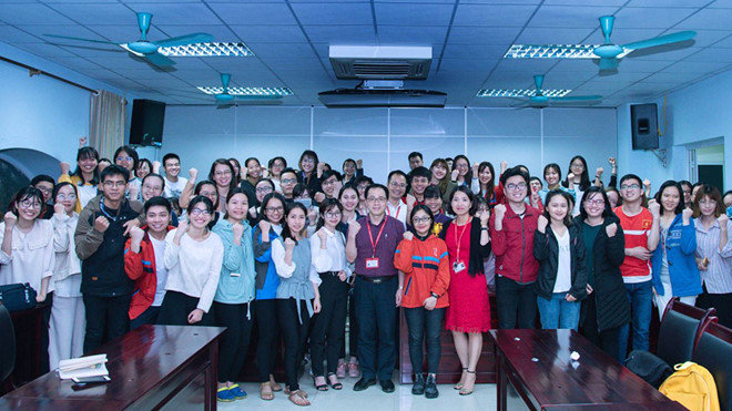 GS Tạ Thành Văn và các sinh viên tình nguyện Trường đại học Y Hà Nội lên sân bay Nội Bài chặn dịch COVID-19 - Báo Thanh Niên.