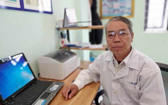 Bác sĩ Đặng Minh Vụ đang chuẩn bị trở lại với nghề mà ông gắn bó một lần nữa, ở tuổi 65. Ông là một trong gần 280 bác sĩ và điều dưỡng đã nghỉ hưu ở quận Bắc Từ Liêm, Hà Nội tình nguyện tham gia chống dịch COVID-19 - Ảnh: Báo Tuổi Trẻ.