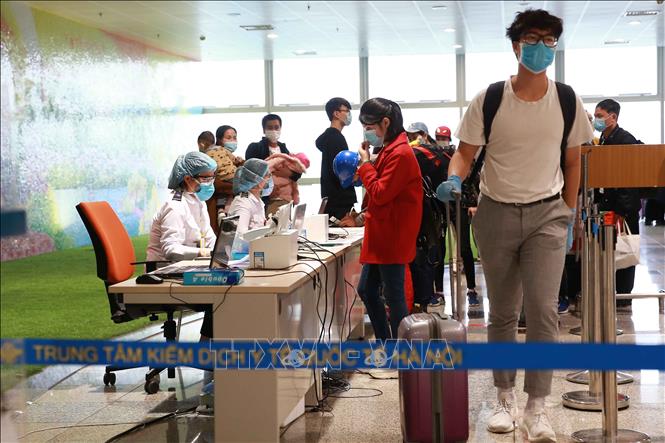 Nhân viên y tế làm thủ tục khai báo y tế bắt buộc đối với hành khách tại Cảng hàng không quốc tế Nội Bài - Ảnh: TTXVN.