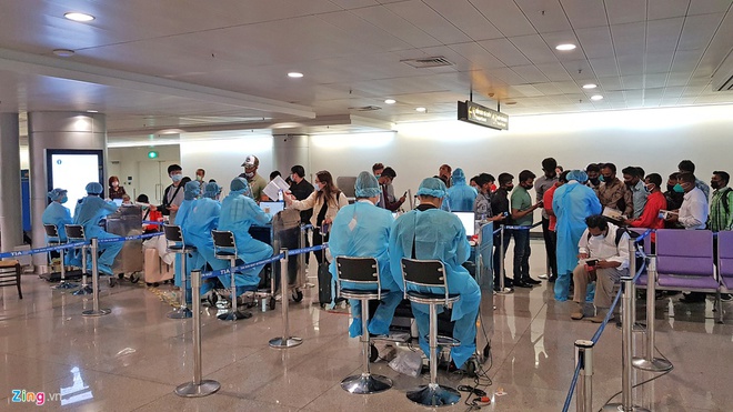 Các sân bay ở Việt Nam mỗi ngày phải đón cả nghìn người Việt từ nước ngoài trở về - Ảnh: Zing.vn
