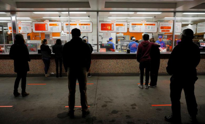 Người dân Seattle, Washington đứng chờ mua đồ ăn theo khoảng cách đã được kẻ sẵn tại một tiệm bán đồ ăn nhanh Drive-in ở Mỹ.